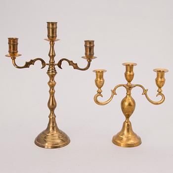 PARTI KANDELABRAR OCH LJUSSTAKAR, mässing, 1800/1900-tal.