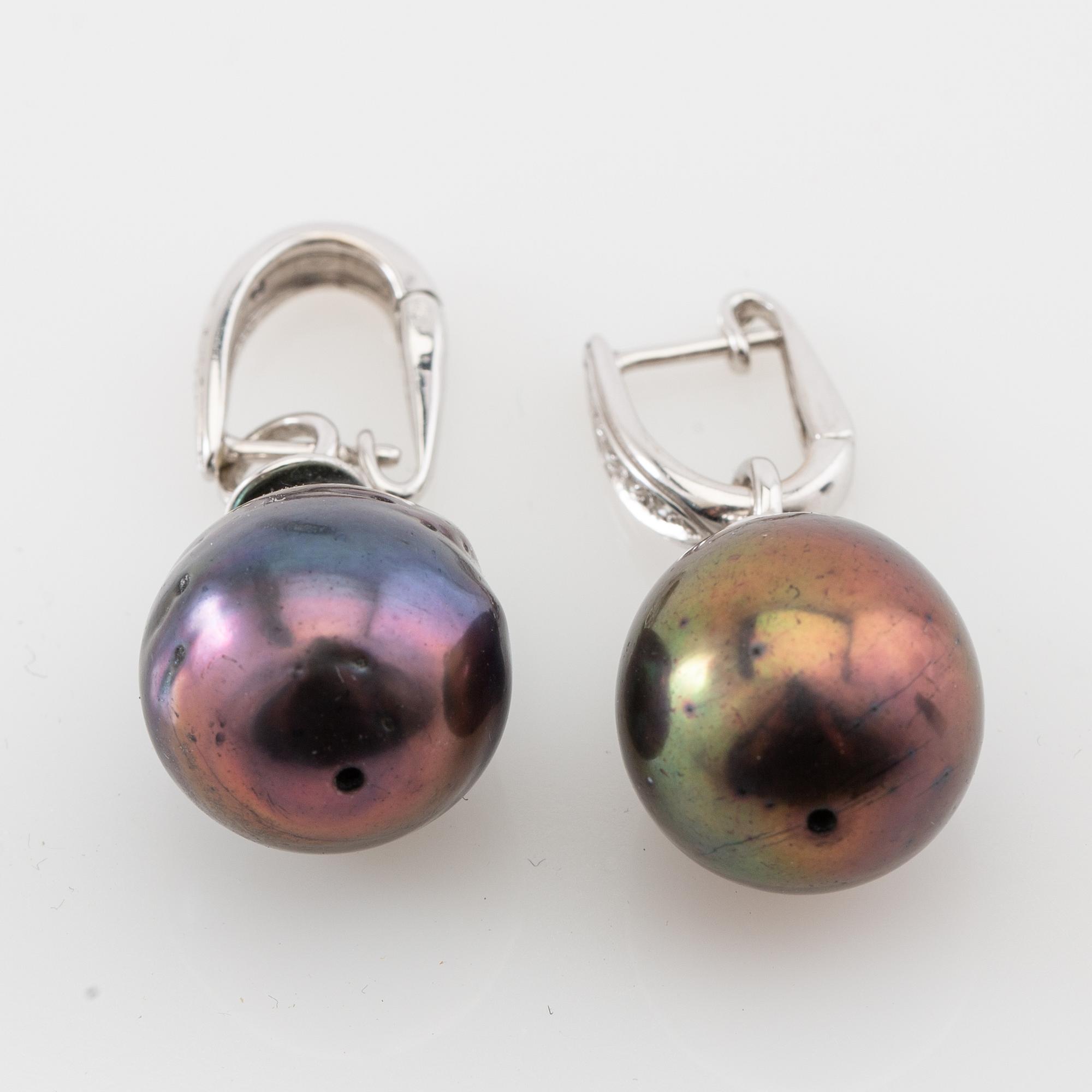 Örhängen 14K vitguld med Tahitipärlor och briljantslipade diamanter.