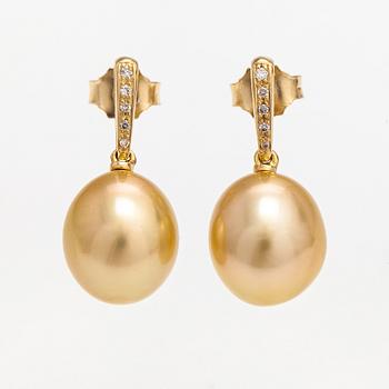 A pair of earrings with 18K gold, diamonds ca. 0.08 ct in total and south sea pearls. With United pearl certificate.