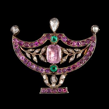 23. BROSCH med rosa topas i mitten, rosa safirer, smaragder och rosenslipade diamanter.