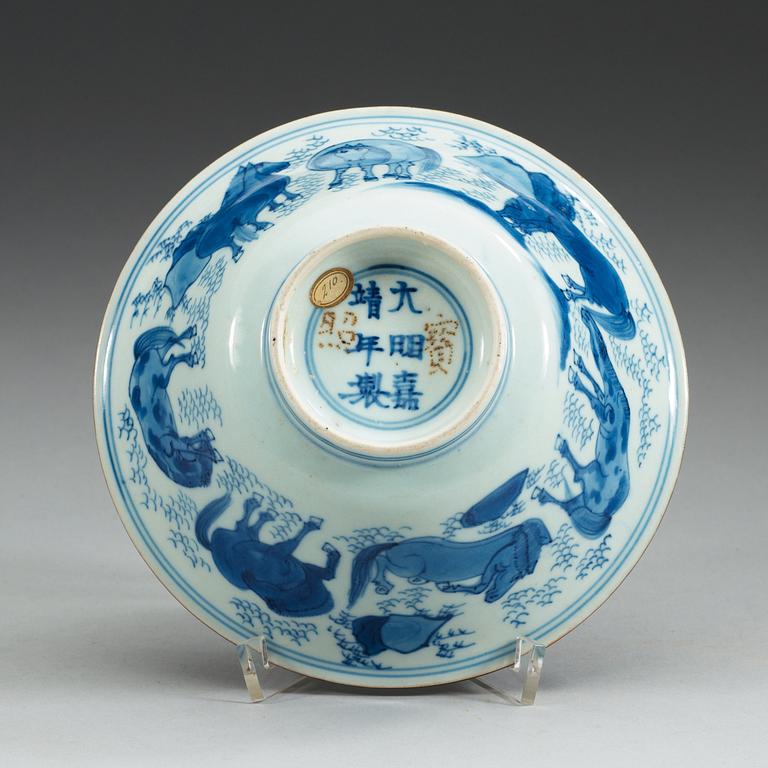 A blue and white Transitional bowl, 17th Century.