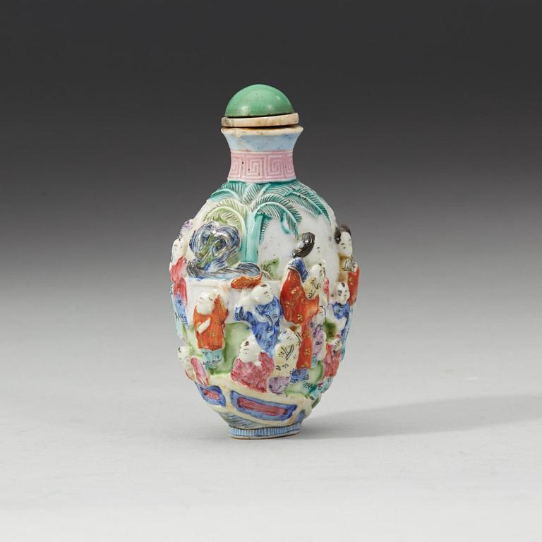 A famille rose snuff bottle, late Qing dynasty, 19th Century.