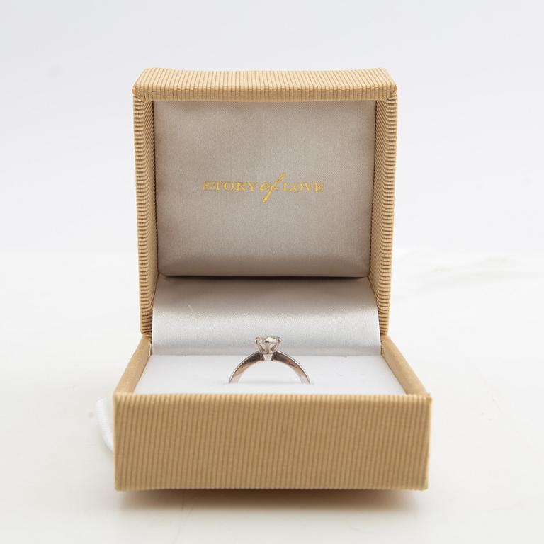 Ring, 18K vitguld med briljantslipad diamant.
