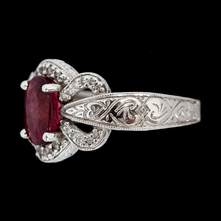 RING, 14k vitguld med små diamanter och röd Topaz. Vikt 6,7 g.