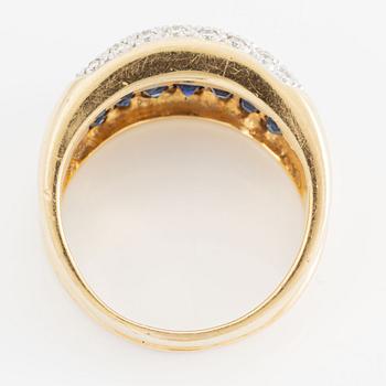 Ring, 18K guld med carréslipade safirer och briljantslipade diamanter.