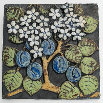 Lisa Larson, reliefi "Plommon", sarjasta "Pomona", Lisa Larson, Gustavsberg, 1974-1979.