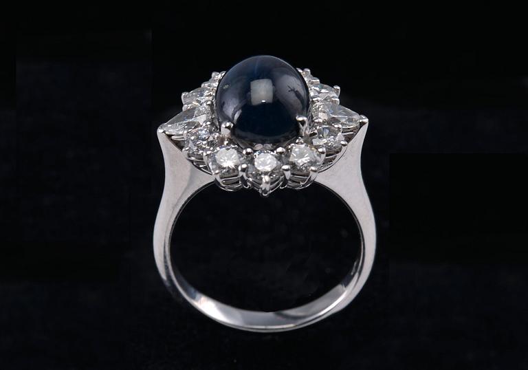 A RING, brilliant cut diamonds c. 1.60 ct. TW/vs. sapphire c. 5 ct. 18K white gold, weight 8 g.