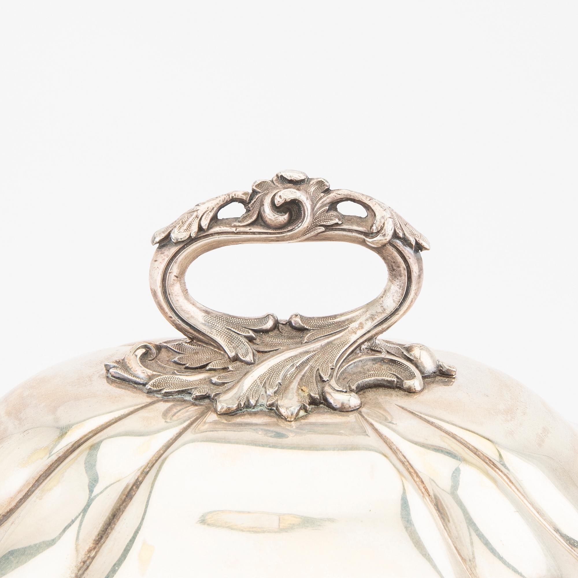 Stekhuvar 2 st samt skål på fot NS 1900-tal.