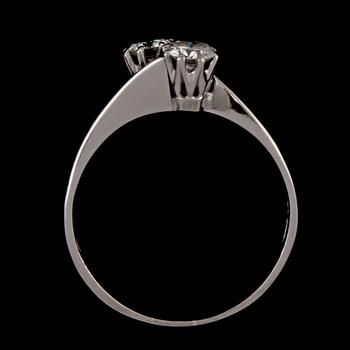 RING, 18k vitguld med två briljantslipade totalt 0,47 ct, Andersson & Magnusson,Göteborg, 1962. Vikt 3 g.