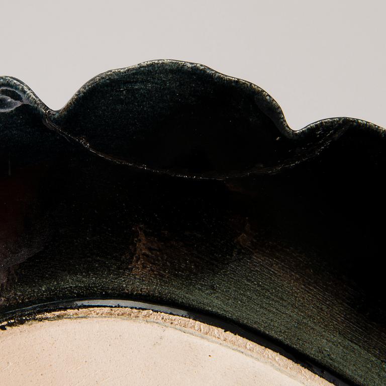 Birger Kaipiainen, A stoneware dish signed Kaipiainen, Arabia.