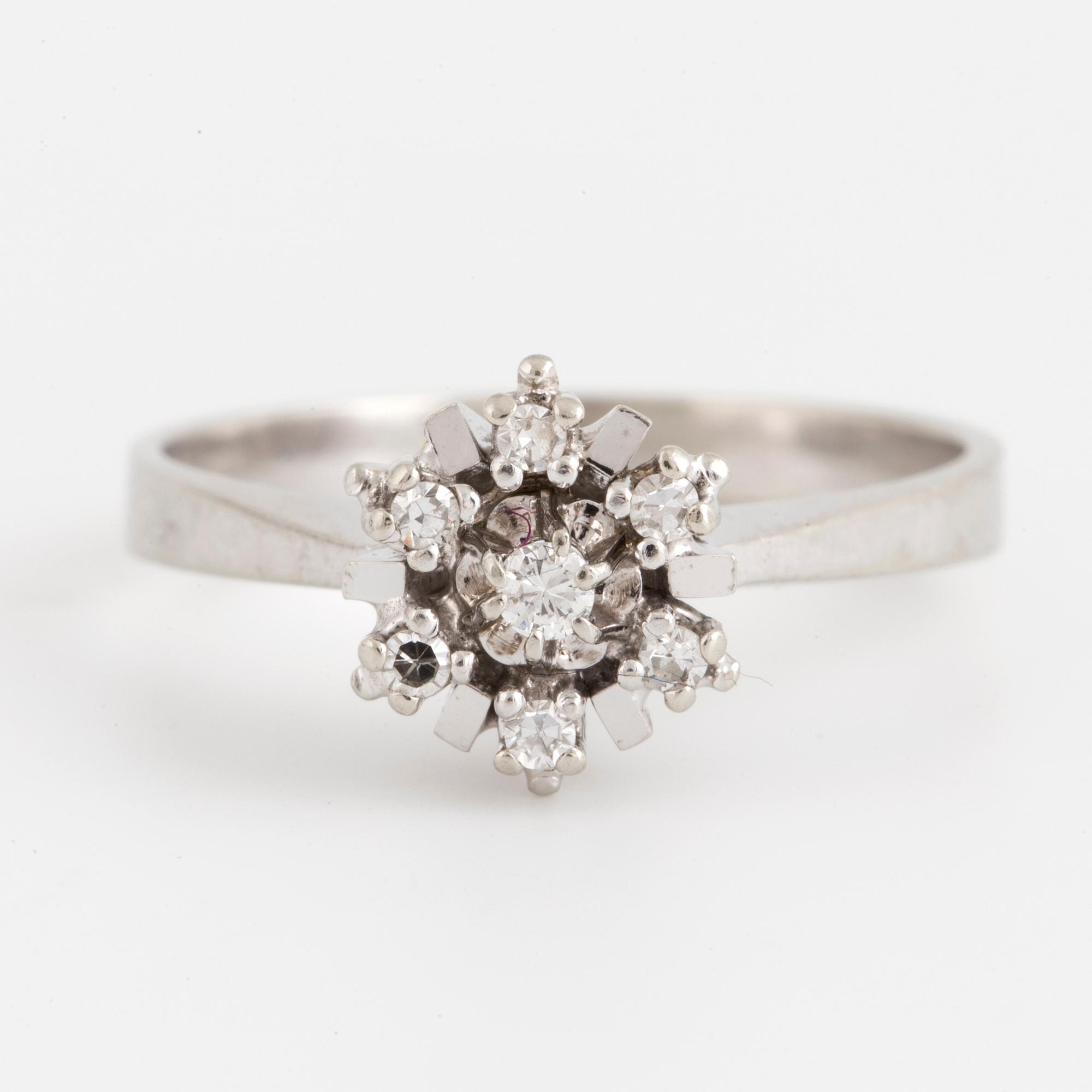 RING, 18K vitguld med briljantslipade och åttkantslipade diamanter. Certifikat medföljer.