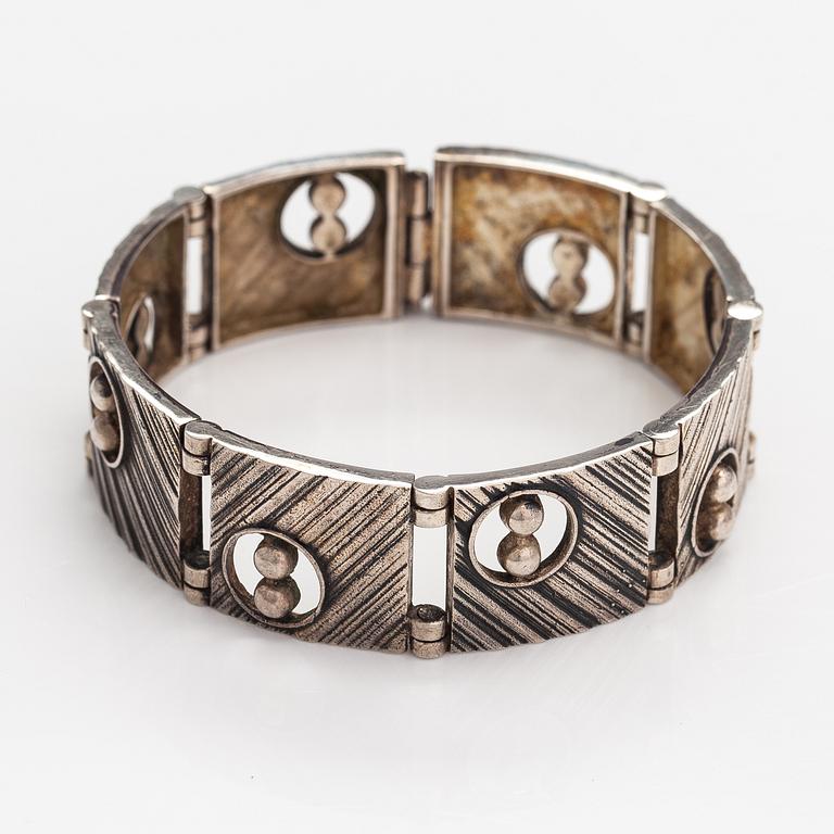 Jorma Laine, A silver bracelet. Kultateollisuus, Turku 1970.