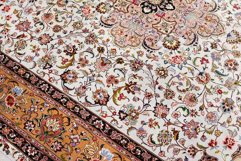 A part silk Tabriz carpet, so-called 50 Raj, approx. 348 x 252 cm.