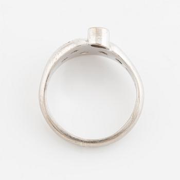 An 18K white gold ring set with round brilliant-cut diamonds.