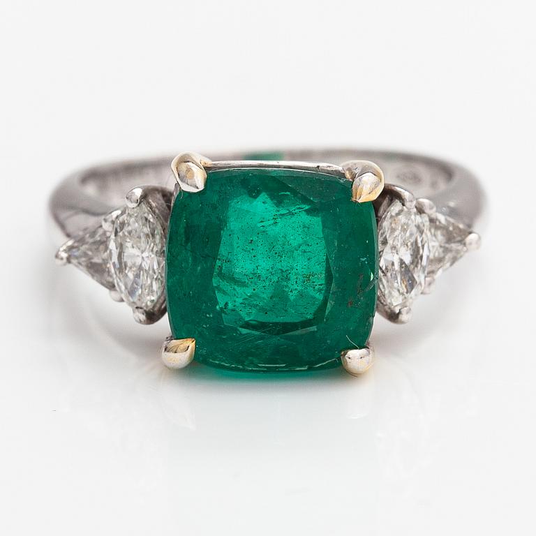 An 18K white gold ring with diamonds ca. 0.44 ct in total and an emerald ca. 5.46 ct in total. Import marked ITD, Espoo.