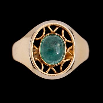 RING, 18 k guld, cabochonslipad smaragd, svenska stämplar.