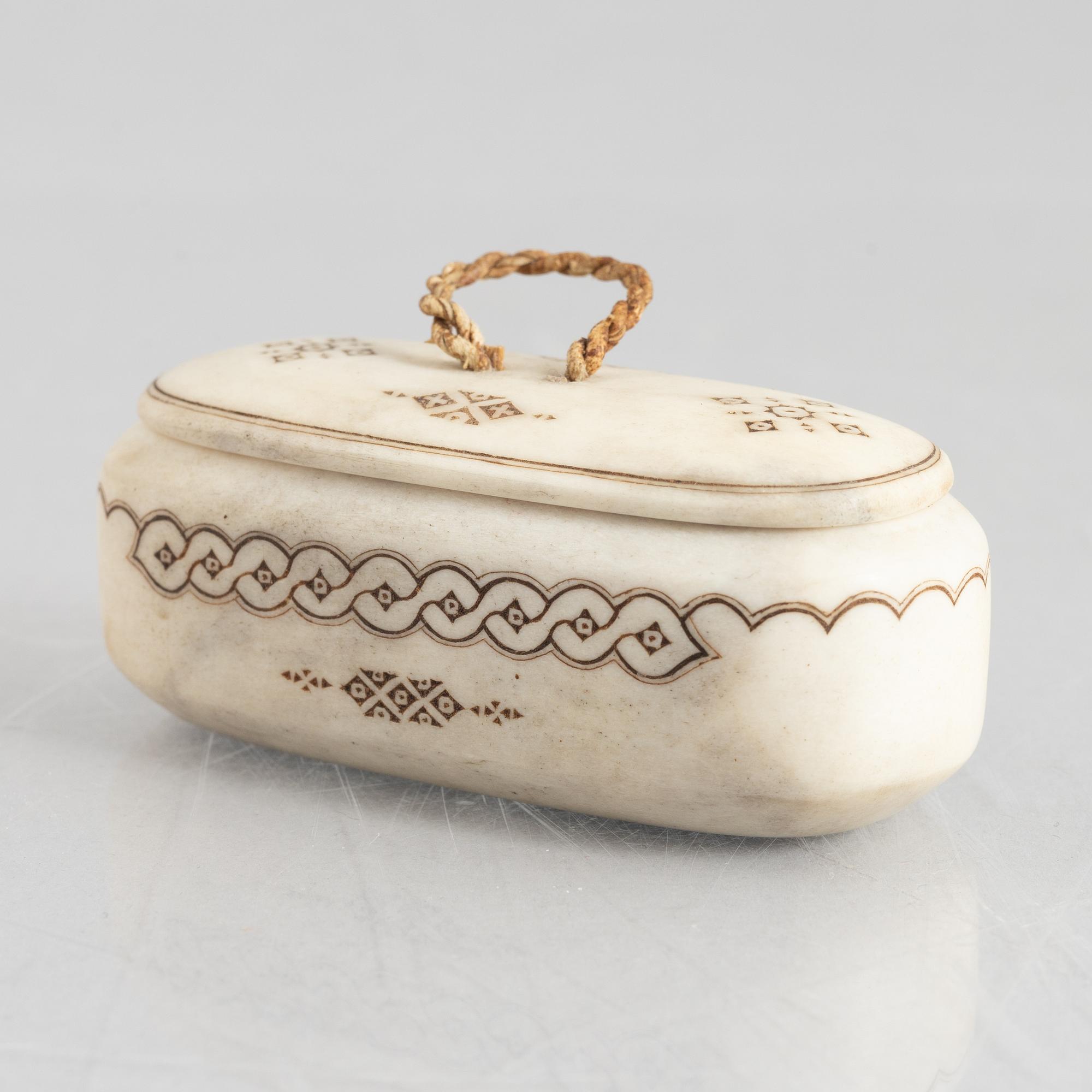Lars Levi Sunna, a reindeer horn box., signed.