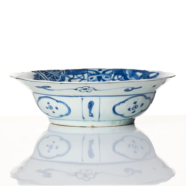 A blue and white kraak dish, Ming dynasty, Wanli (1572-1620).