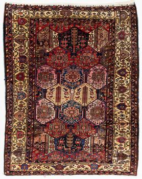 Rug, Chahar Mahal Bakhtiari, antique/semi-antique, approx. 330 x 251 cm.