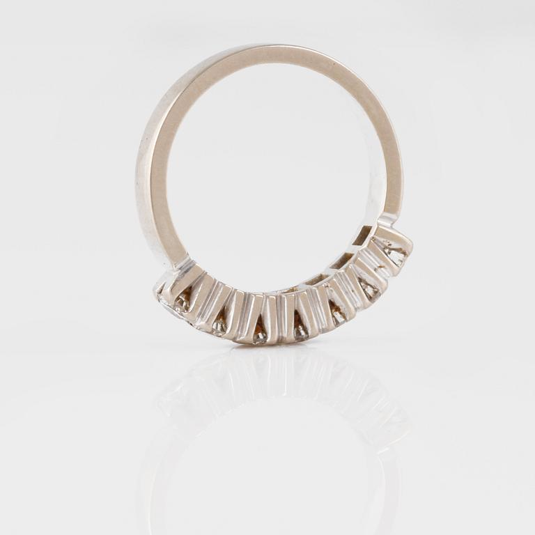 RING, 18K vitguld med briljantslipade diamanter 0.70 ct, Juvel-Magnus, Göteborg, 1974. Vikt 4,2 gram.