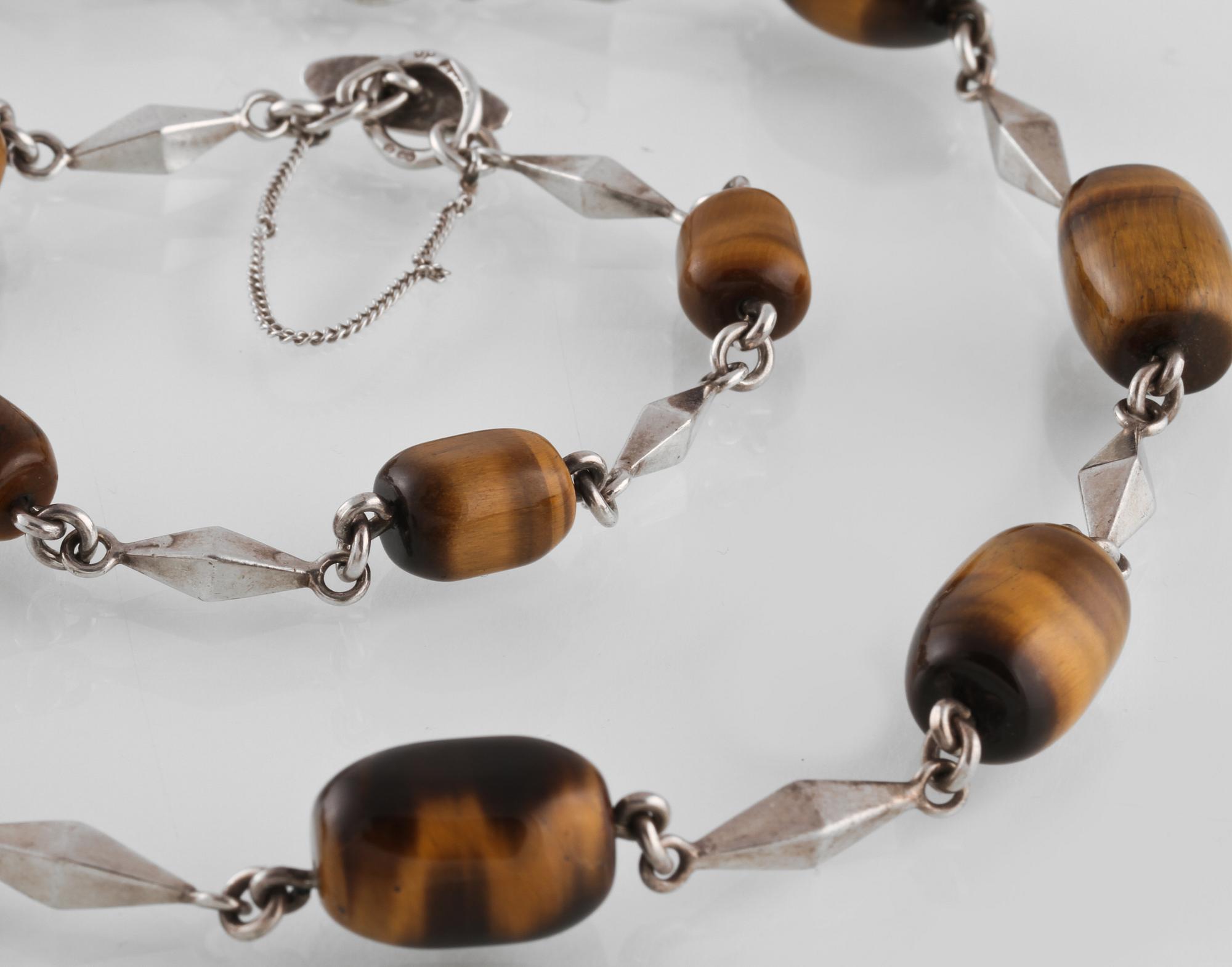 ARMLÄNK SAMT HALSLÄNK, sterlingsilver med tigeröga , Saarela Arvo, Enköping, 1963. Vikt 75,8 gram.