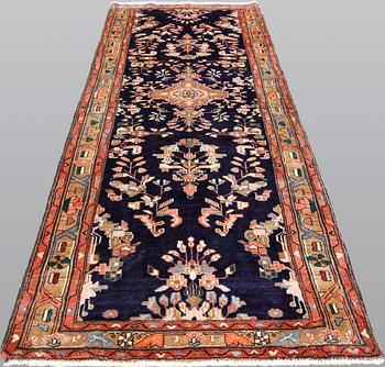 A Hamadan runner, ca 305 x 101 cm.