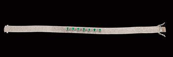 ARMBAND, 18k vitguld besatt med 7 smaragder. Vikt ca 28 g.