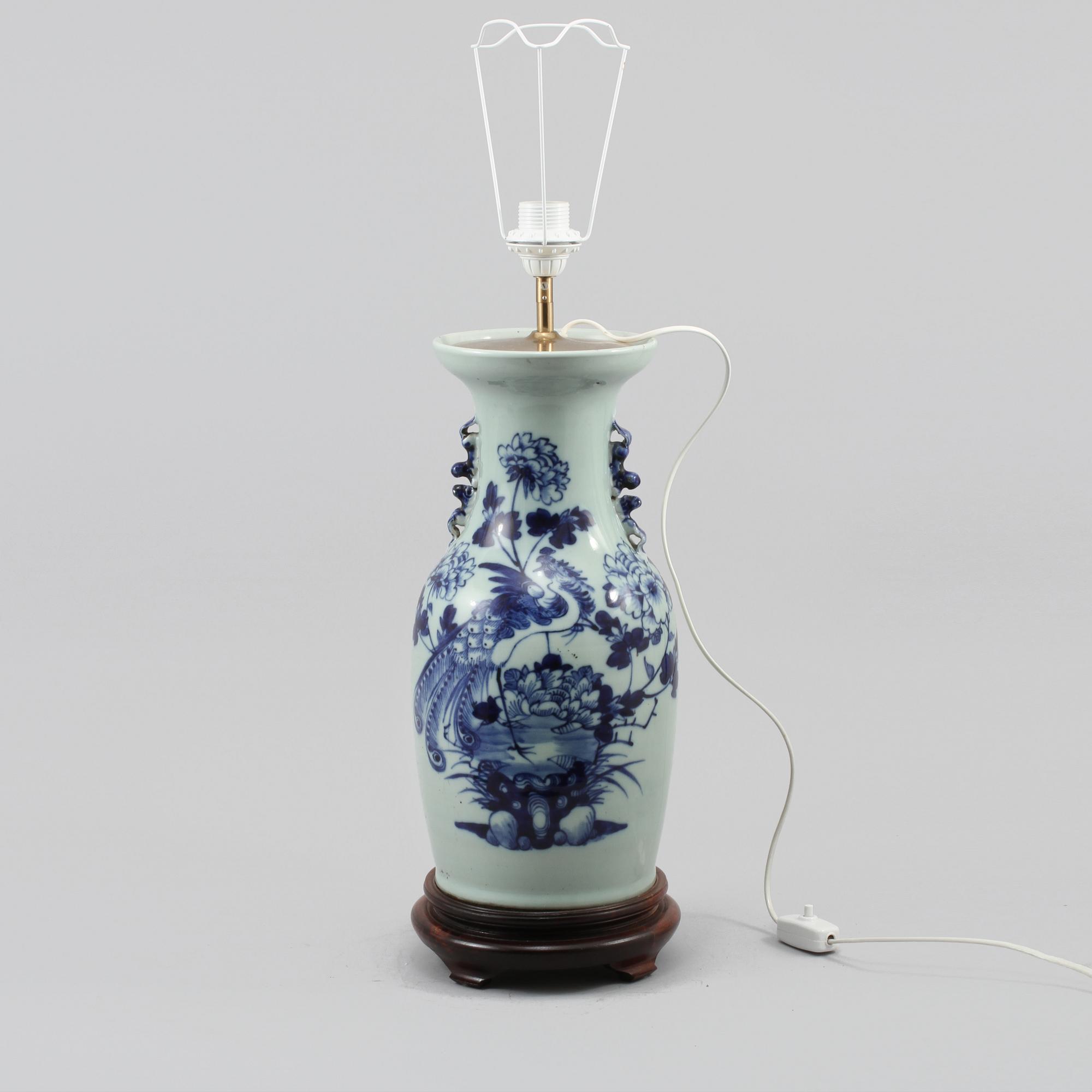 BORDSLAMPA, porslin, Kina, sekelskiftet omkring 1900.