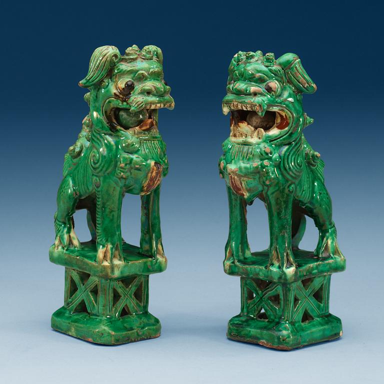 A set of two green glazed buddhistic lions, Qing dynasty.