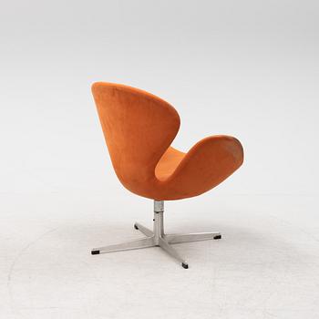 A 'Swan' swivel lounge chair by Arne Jacobsen, designed 1958.