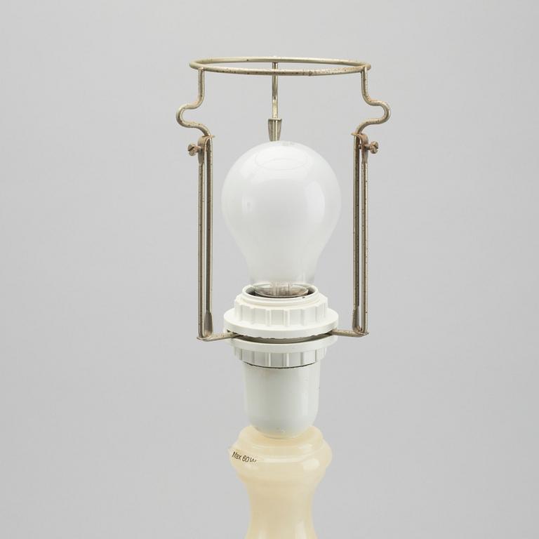 BORDSLAMPA, alabaster. 1900-talets andra hälft.