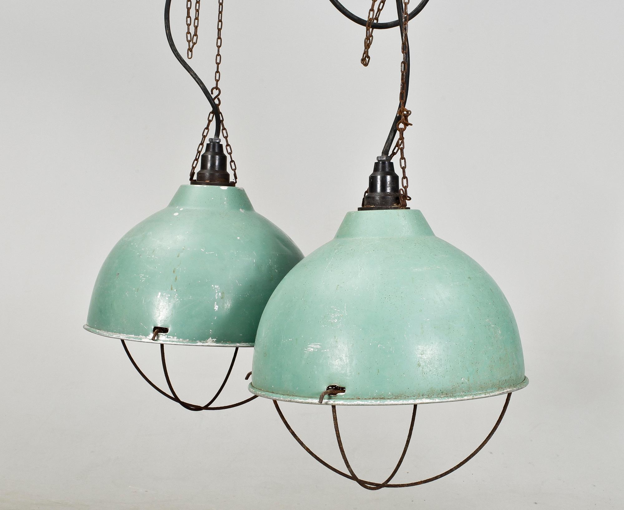 INDUSTRILAMPOR, ett par, 1900-talets andra hälft. H ca 37.