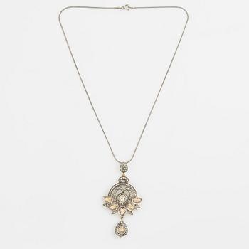 A faceted diamond necklace.