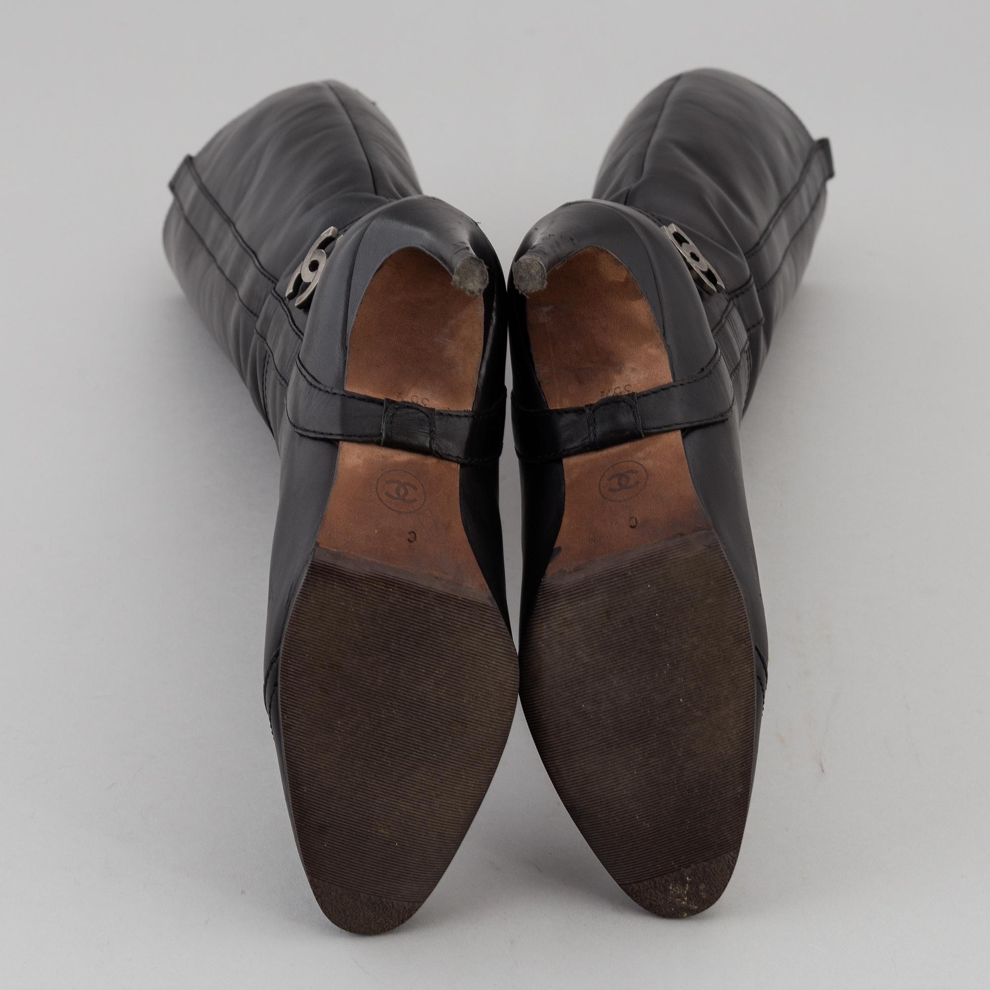 CHANEL, a pair of black leather boots, size 35,5.