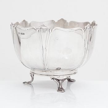 A footed sterling silver bowl, Atkin Brothers, Sheffield Englanti 1905.