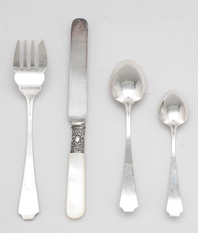 PARTI SILVER, 26 delar, mestadels sterling, bla Birks, England, 1900-tal. Tot vikt ca 477g.