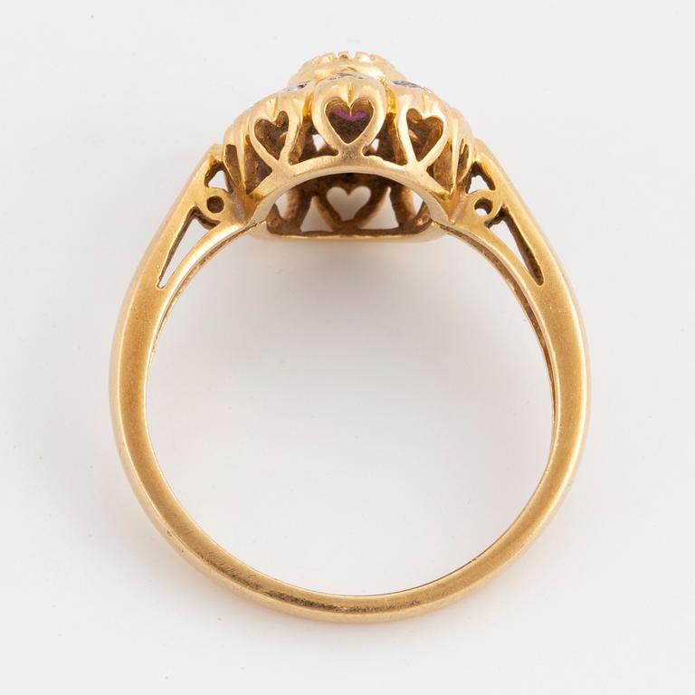 CARMOSÉRING, 18K guld med rubin och briljantslipade diamanter.