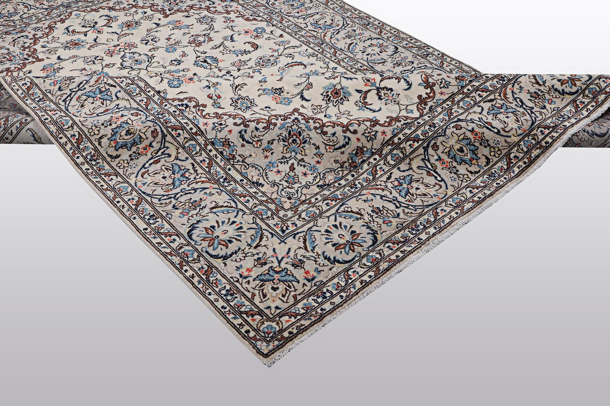 A carpet, Kashan, ca 293 x 196 cm.