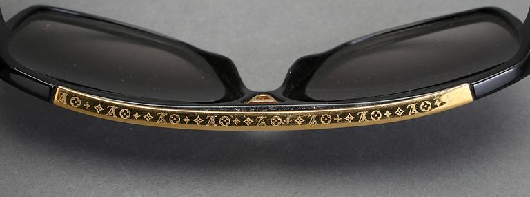 SOLGLASÖGON, "Evidence", Louis Vuitton.