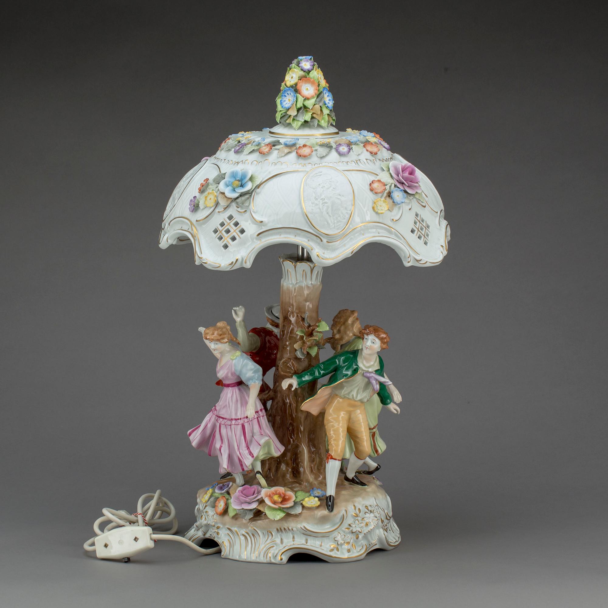 BORDSLAMPA, 1900-tal, porslin.