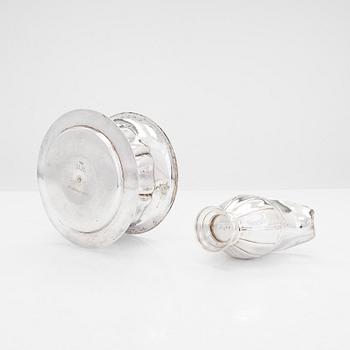 Såsskål, silver, Olof Robert Lundgren (verksam i Åbo 1821-82) och gräddsnäcka, silver, Gustaf Holmberg, Åbo 1846.