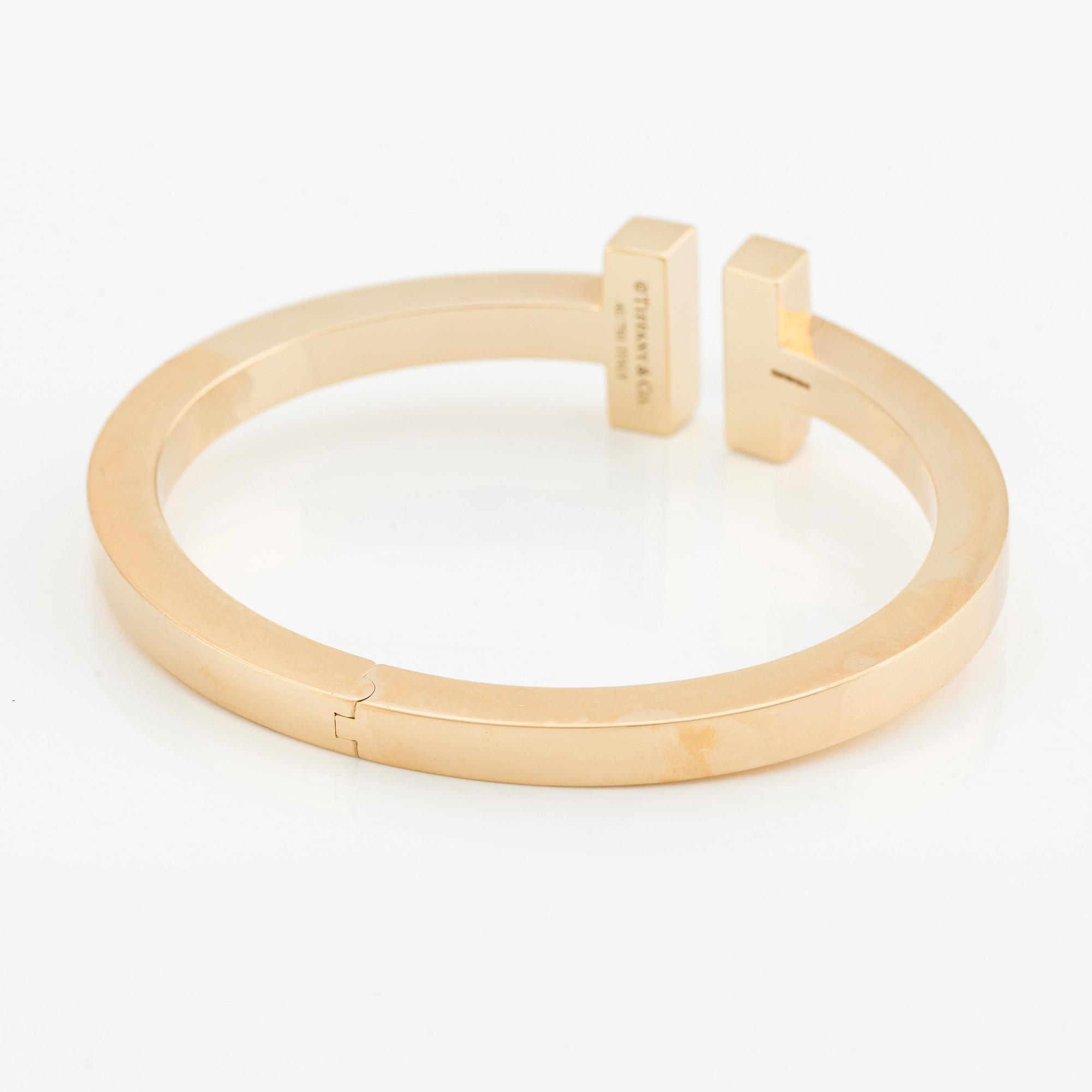 An 18K gold Tiffany & Co bracelet "Tiffany T"  with round brilliant-cut diamonds.