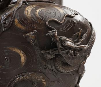 RÖKELSEKAR med LOCK, brons. Japan, Meiji (1868-1912).
