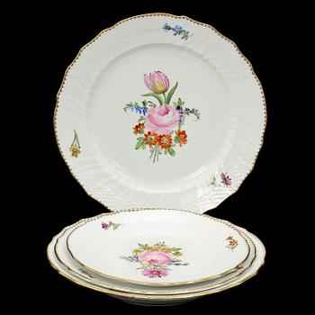 MAT- OCH KAFFESERVISDELAR, 124 st, porslin, Gustavsberg, 1900-talets första hälft.