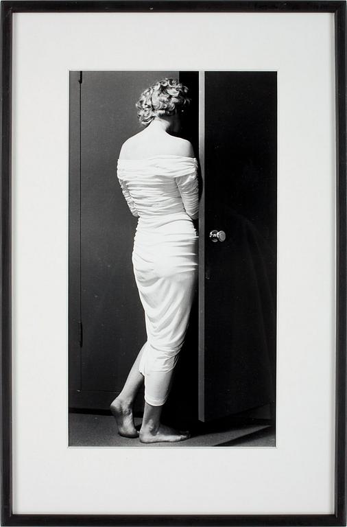 PHILIPPE HALSMAN, "Marilyn Entering the Closet", gelatinsilverfotografi. Numr 111/250.