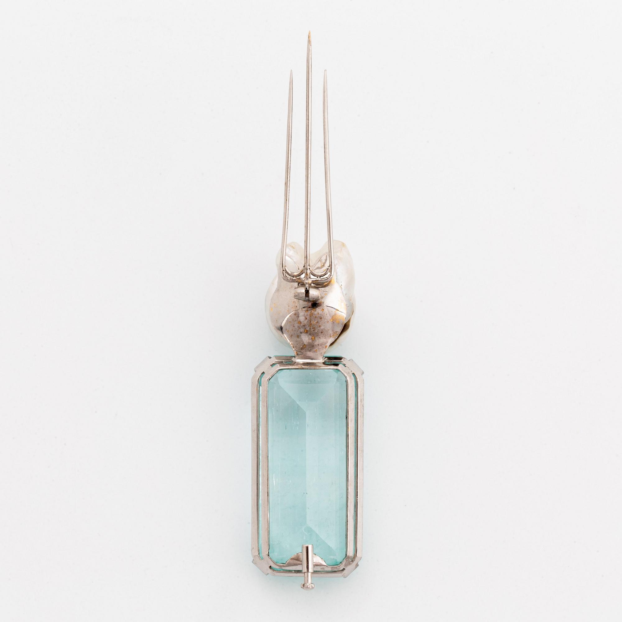 A Tina Karlsson brooch "Cat" in 18K white gold set with a large step-cut aquamarine and a cultured pearl.