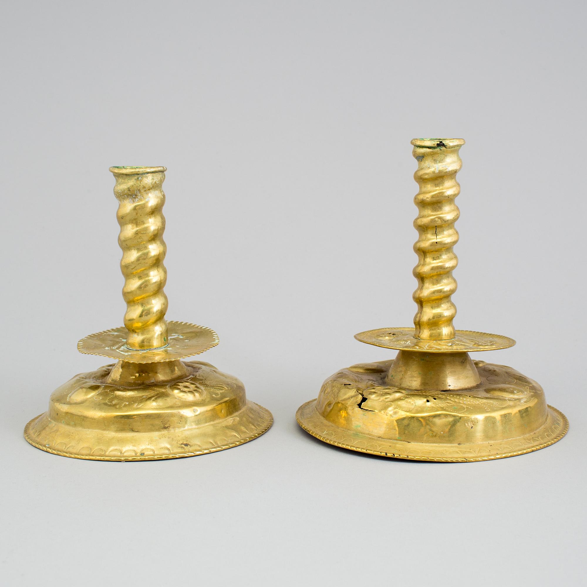 LJUSSTAKAR, 2 snarlika, mässing, barock, 1700-tal.