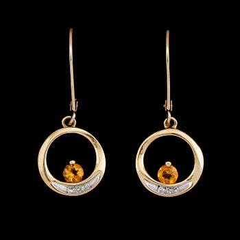 ÖRHÄNGEN, 1 par, 10K guld, diamanter och citriner.