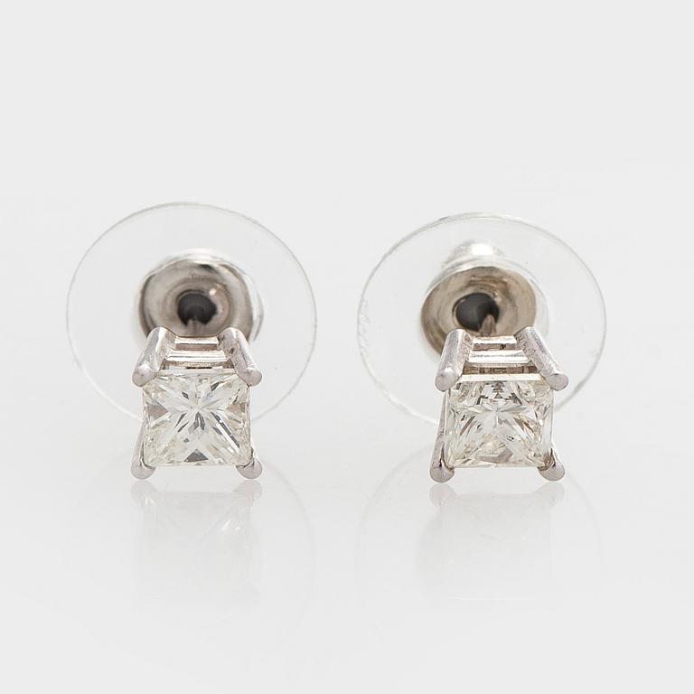 Korvakorut, prinsessihiotut timantit yhteensä noin 1,00 ct, 14K valkokultaa.