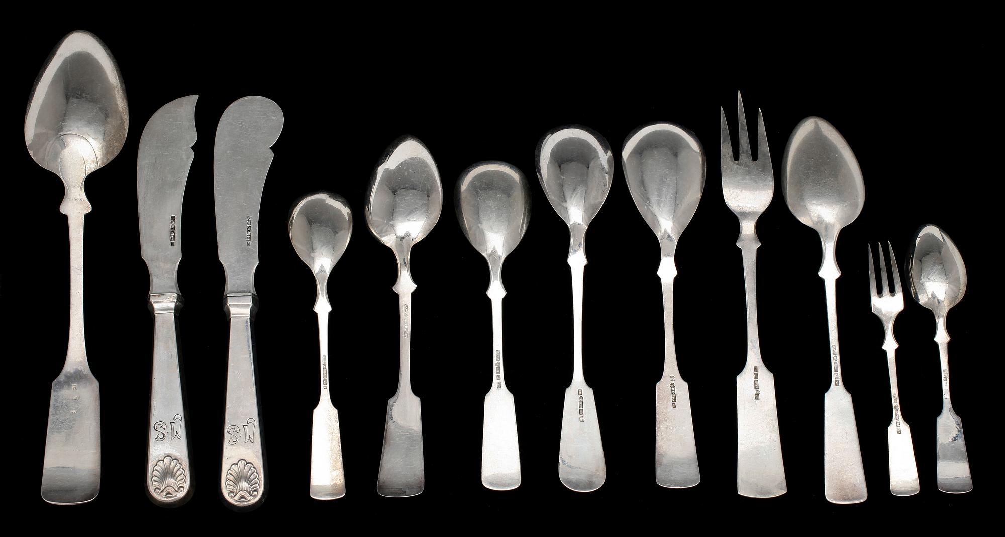 BESTICKSUPPSÄTTNING, 49 delar, silver. Olika finska smeder 1835-1971. Snäckmodell. Vikt 1334 gr.